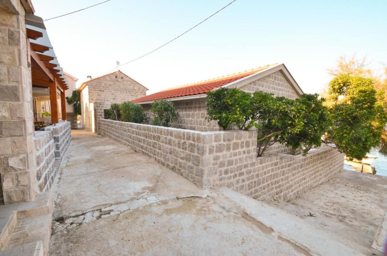 Leut Stone Residence ティヴァト エクステリア 写真